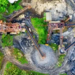 Pemandangan udara area pertambangan dengan alat berat dan penggalian di Jawa Barat